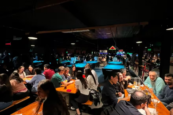 “Sin celulares sobre la mesa”. Cómo son los bares de juegos de mesa donde la conexión humana es la verdadera experiencia
