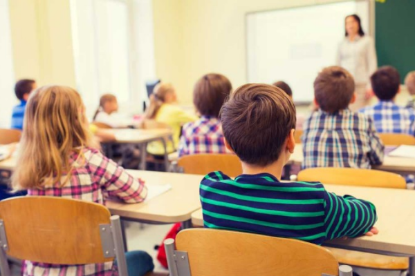 6 de cada 10 estudiantes de 15 años sienten que su situación económica limita sus aspiraciones de futuro
