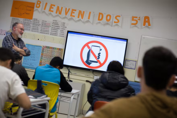 Destacan los resultados de la restricción de los celulares en las aulas en la ciudad de Buenos Aires y anuncian qué pasará con la medida
