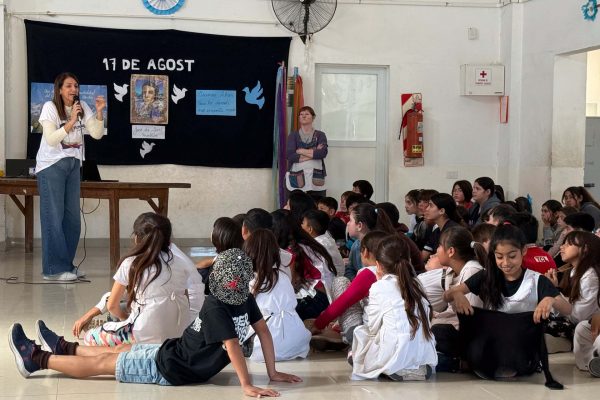 Axion Energy lleva tecnología y la historia local a seis escuelas de Campana