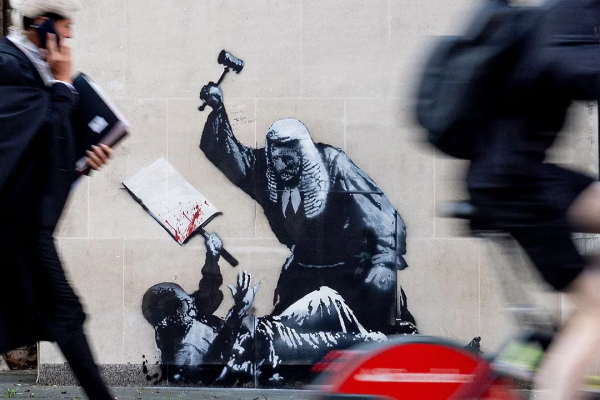 Taparon el nuevo mural de Banksy a pocas horas de que fuera descubierto en los Tribunales de Londres: la polémica