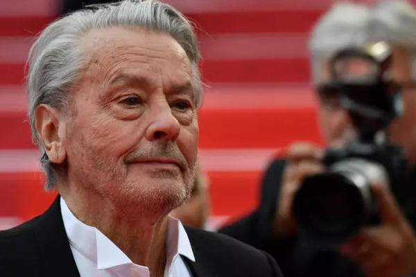 Hijo de Alain Delon busca anular el testamento de su padre