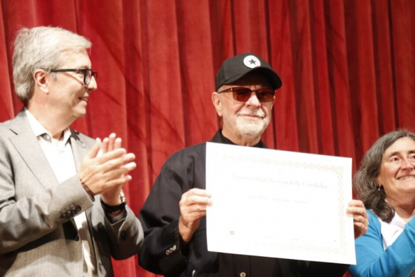 León Gieco fue distinguido con el título de Doctor Honoris Causa de la Universidad Nacional de Córdoba