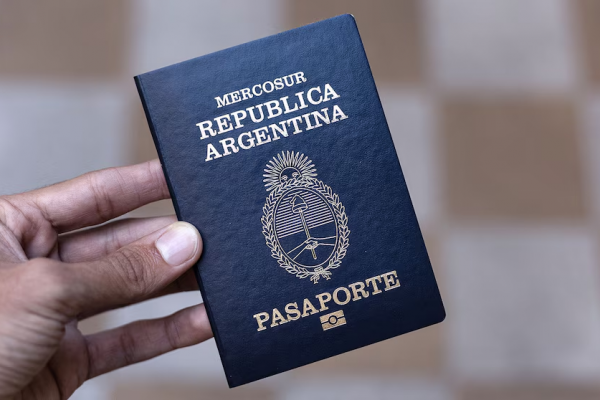 Piden a ciudadanos argentinos que devuelvan miles de pasaportes por una falla de seguridad en su fabricación