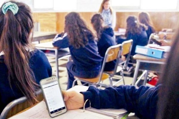 Prohíben el uso de celulares en las escuelas primarias bonaerenses