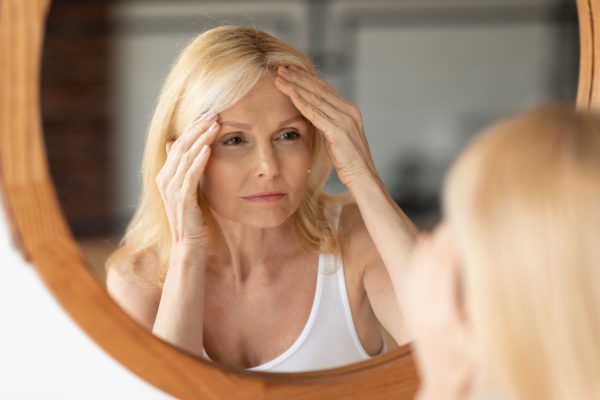4 hábitos que aceleran el envejecimiento y cómo revertirlos, según especialistas