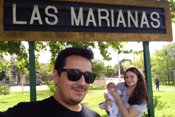 Visitan pueblos ocultos desde que son novios y hoy llevan a sus hijos: “Nos sentamos en la estación de tren sin preocupaciones y en silencio”