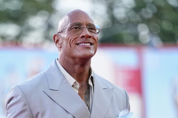 Dwayne Johnson sorprendió en el Festival de Cine de Venecia con un impactante cambió físico
