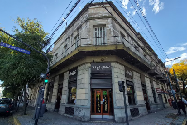 Cafetines de Buenos Aires: una esquina histórica de Constitución donde predomina una extraña tonalidad de verde