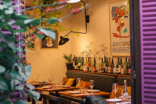 Abandonada durante años: la casona de estilo inglés que se transformó en un restaurante donde la parrilla es protagonista
