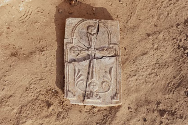 El hallazgo de una cruz de yeso reescribe la historia del cristianismo en el golfo Pérsico