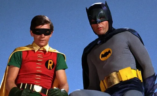 Trajes originales de Batman y artículos de series clásicas logran una cifra millonaria en una subasta