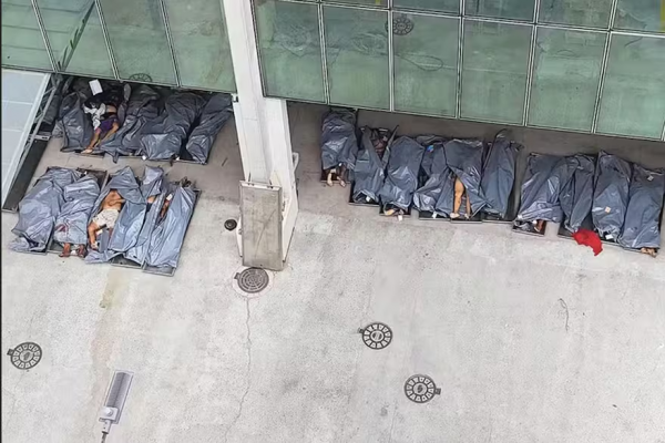 Entre la morgue y la playa: las dos caras de Río de Janeiro tras el shock de la masacre en las favelas