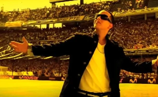 Daddy Yankee grabó un video en la Bombonera durante un partido y junto a «La 12»