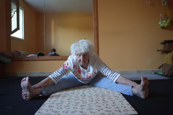 Tiene 102 años, es profesora de yoga y cuenta su secreto para envejecer bien