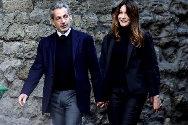 Carla Bruni, la compañera incondicional de Nicolás Sarkozy que nunca le soltó la mano