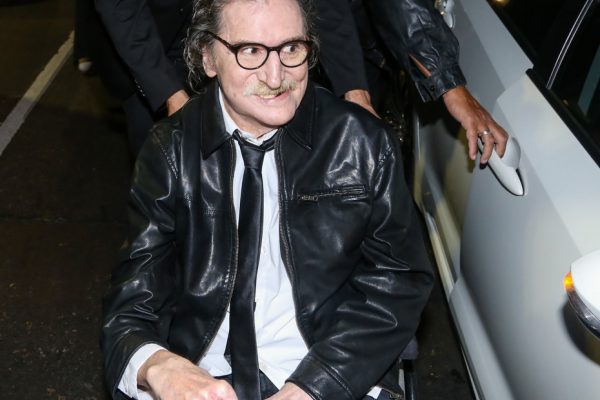Una multitud saludó a Charly García por su cumpleaños frente a su departamento