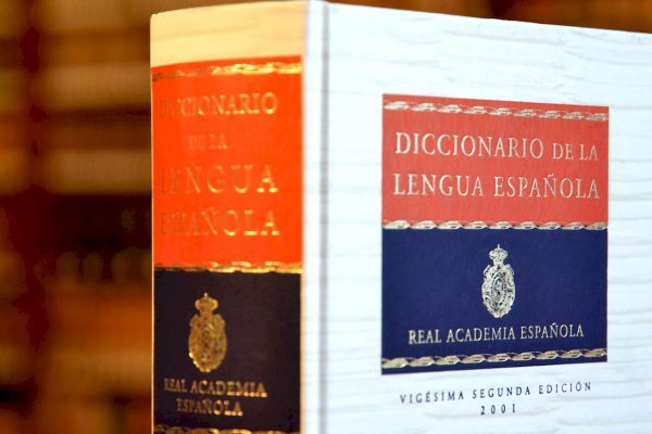 Cómo se escribe según la RAE: extranjerismos innecesarios en el mundo televisivo