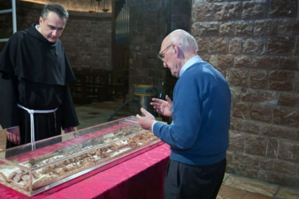 El Vaticano revela los restos de San Francisco de Asís: una exhibición histórica a 800 años de su muerte