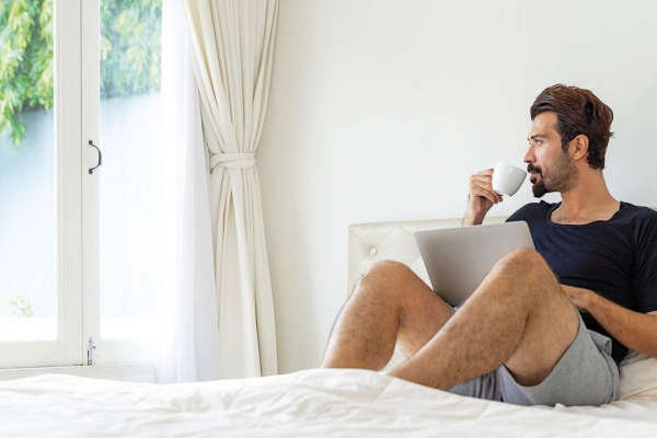 “Bed rotting”: La moda viral de quedarse en la cama