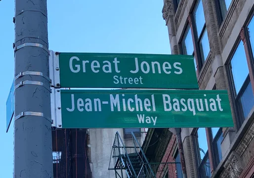 Nueva York inauguró la calle Jean-Michel Basquiat en honor al icónico artista neoyorquino