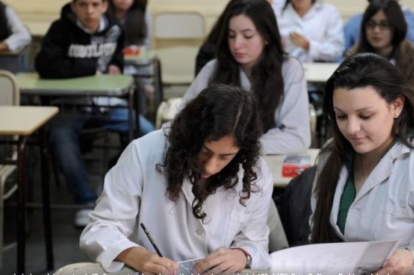 Más jóvenes terminan la secundaria en Argentina, pero persisten las desigualdades