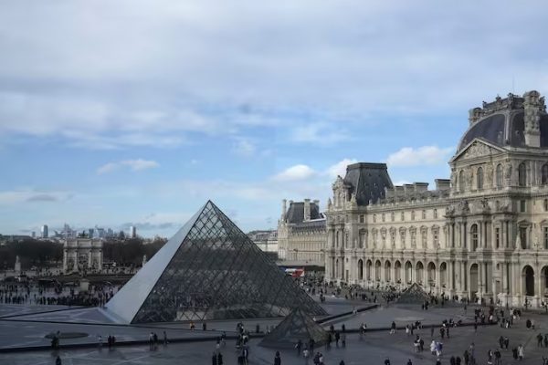 Cómo fue el robo en el Louvre: se llevaron joyas de Napoleón y Francia mantiene cerrado el museo