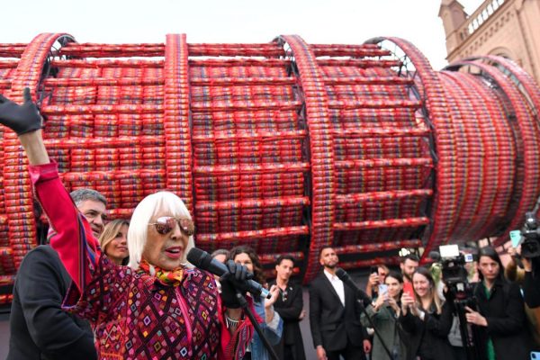 Marta Minujín presentó la Torre de Pisa de Spaghettis, su nueva obra monumental