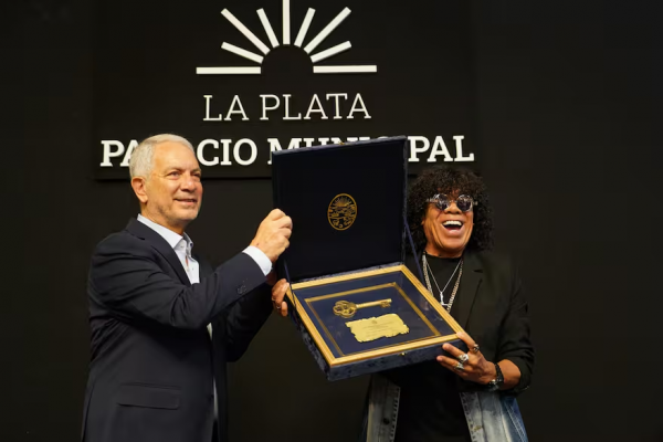 La Mona Jiménez ilustre: fue distinguido en La Plata, recibió la llave de la ciudad y saludó por el balcón