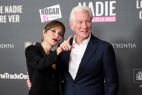 Richard Gere presentó junto a su esposa un documental filmado en España sobre las personas sin hogar