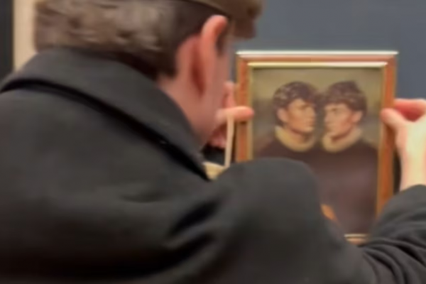 Otro golpe a la seguridad del Louvre: cuelgan un cuadro en la sala de “La Gioconda”