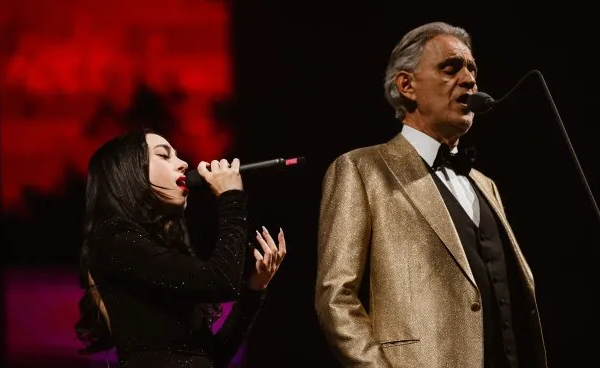 Andrea Bocelli invitó a Nicki Nicole a cantar «Vivo Por Ella» en su show en el Hipódromo de San Isidro