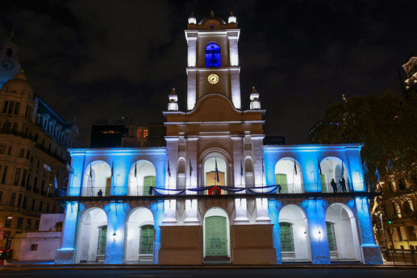 Llega una nueva edición de la Noche de las Casas de Provincias y la ciudad ilumina monumentos con los colores de la bandera argentina