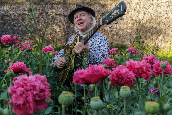 Miguel Cantilo lanzó «Amigo», su disco número 36: «Debemos ponernos a salvo de la demencia colectiva»