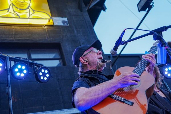Instalaron en el Estadio Obras una escultura iluminada de León Gieco que cumplió 74 años