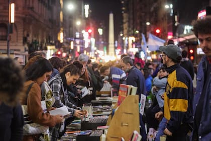 En La Noche de las Librerías una multitud celebró la literatura en las calles de Buenos Aires