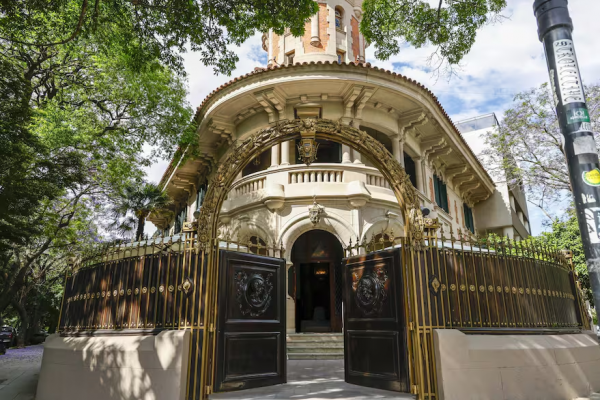 Fue hogar de los dueños de una empresa automotriz y sede de la embajada de Irán; hoy, reabre sus puertas