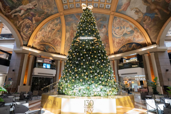 Un centro comercial porteño inaugura la temporada navideña con una impactante puesta que atrae a visitantes