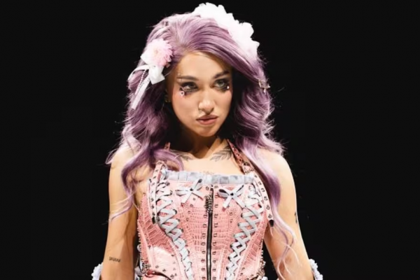 María Becerra sorprendió con un show 360 que incluyó sketches de teatro, un escenario circular y seis invitados sorpresa