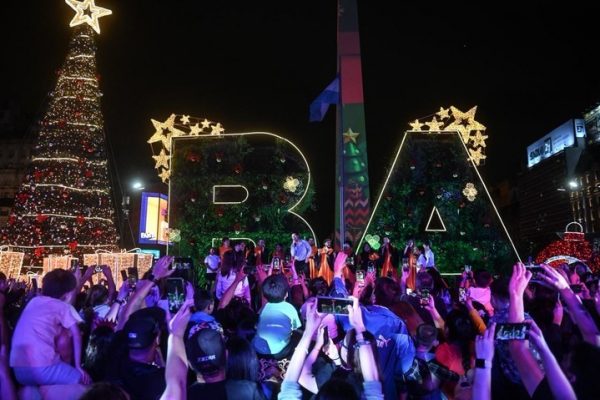 Buenos Aires vive el espíritu navideño con el encendido del árbol del Obelisco y otros 1.700 decorados lumínicos 
