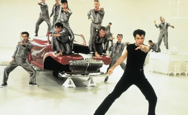 John Travolta vuelve a su papel de Danny Zuko de Grease para esta Navidad
