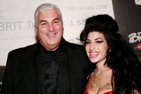 El padre de Amy Winehouse demanda a dos amigas de vender en secreto pertenencias de la cantante