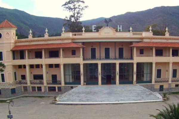 El mítico hotel fundado por un exoficial alemán que dio vida a un pueblo de las sierras cordobesas