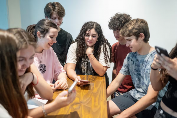 “Mi papá come con el teléfono”. Los chicos y las redes: cómo ven el intento de ponerles límites