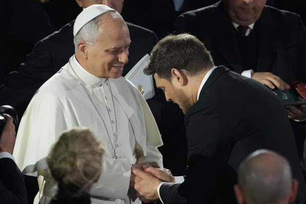Michael Bublé emocionó al papa León XIV en la edición del “Concierto de los Pobres”