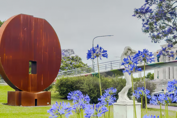 Marino di Teana vuelve a Buenos Aires con dos esculturas monumentales en el jardín del Bellas Artes