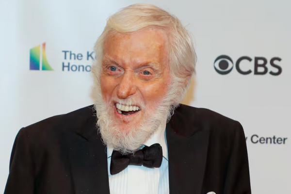 El secreto de Dick Van Dyke para vivir 100 años y lo que más sufre del paso del tiempo: “Es frustrante”