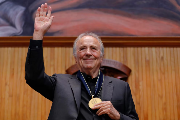 Joan Manuel Serrat, doctor honoris causa de la Universidad de Guadalajara: “Soy feliz con este oficio por el que me aplauden”