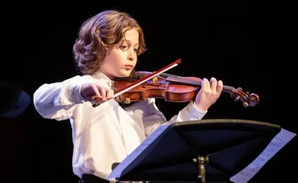 Quién es Marcos Carreras, el violinista argentino prodigio de 12 años que sorprende al mundo