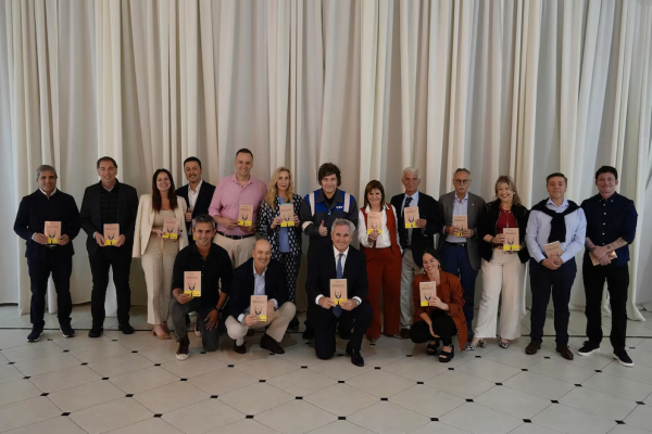 Prostitución, narcotráfico, derecho al aborto y más: de qué trata el libro que Milei les regaló a sus ministros